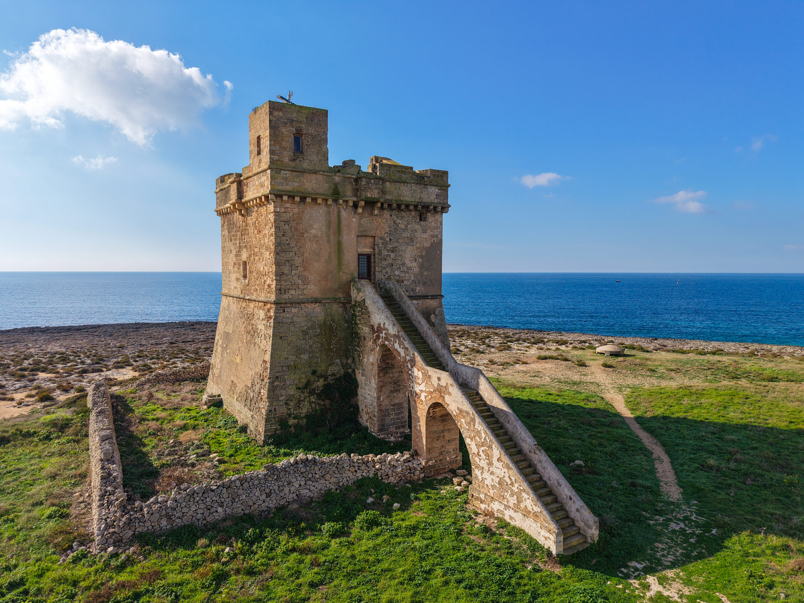 Torre Squillace: la sentinella del Salento tra mare e spiaggia selvaggia