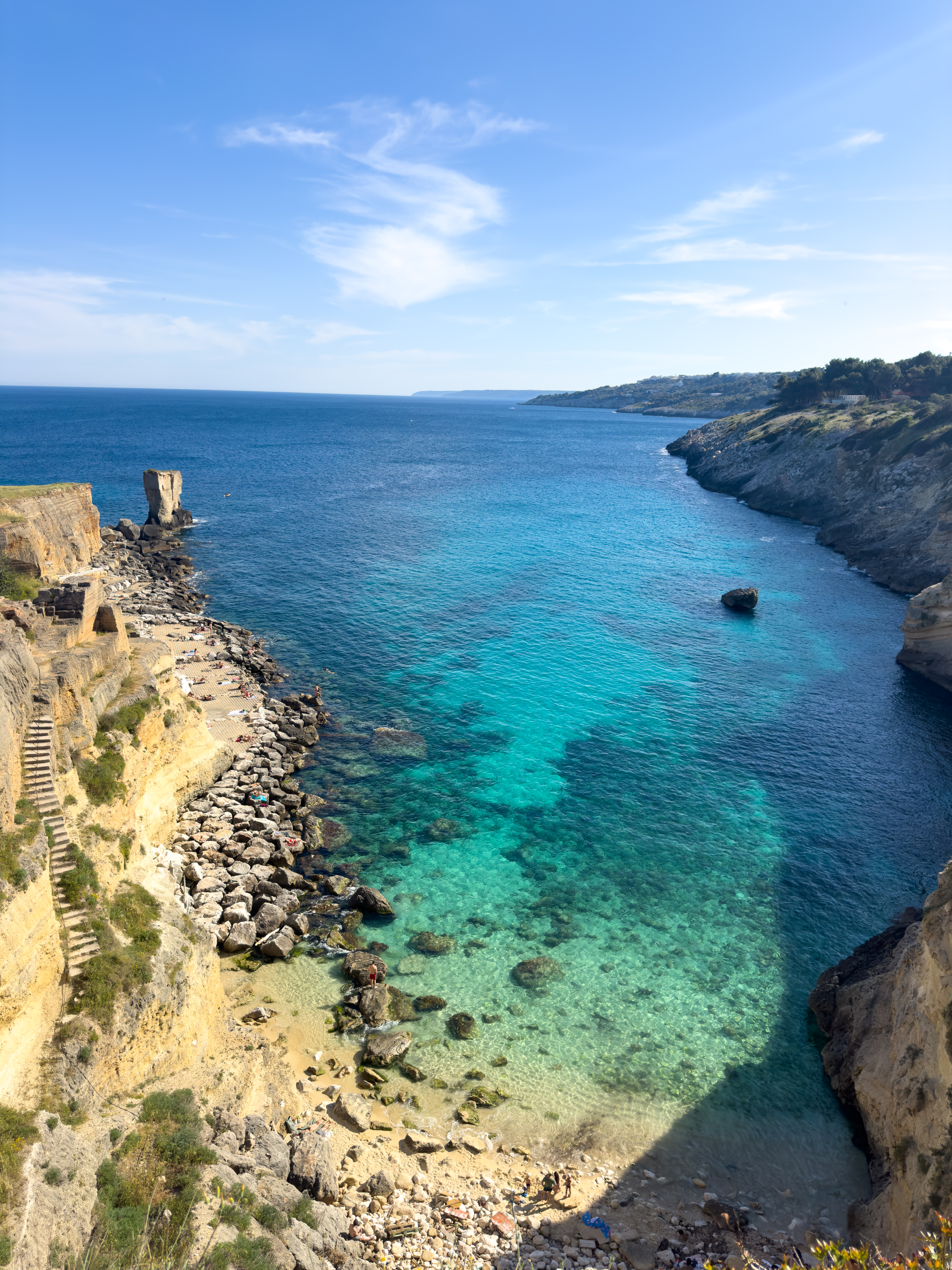 Baia di Porto Miggiano nel Salento con mare cristallino e scogliera rocciosa