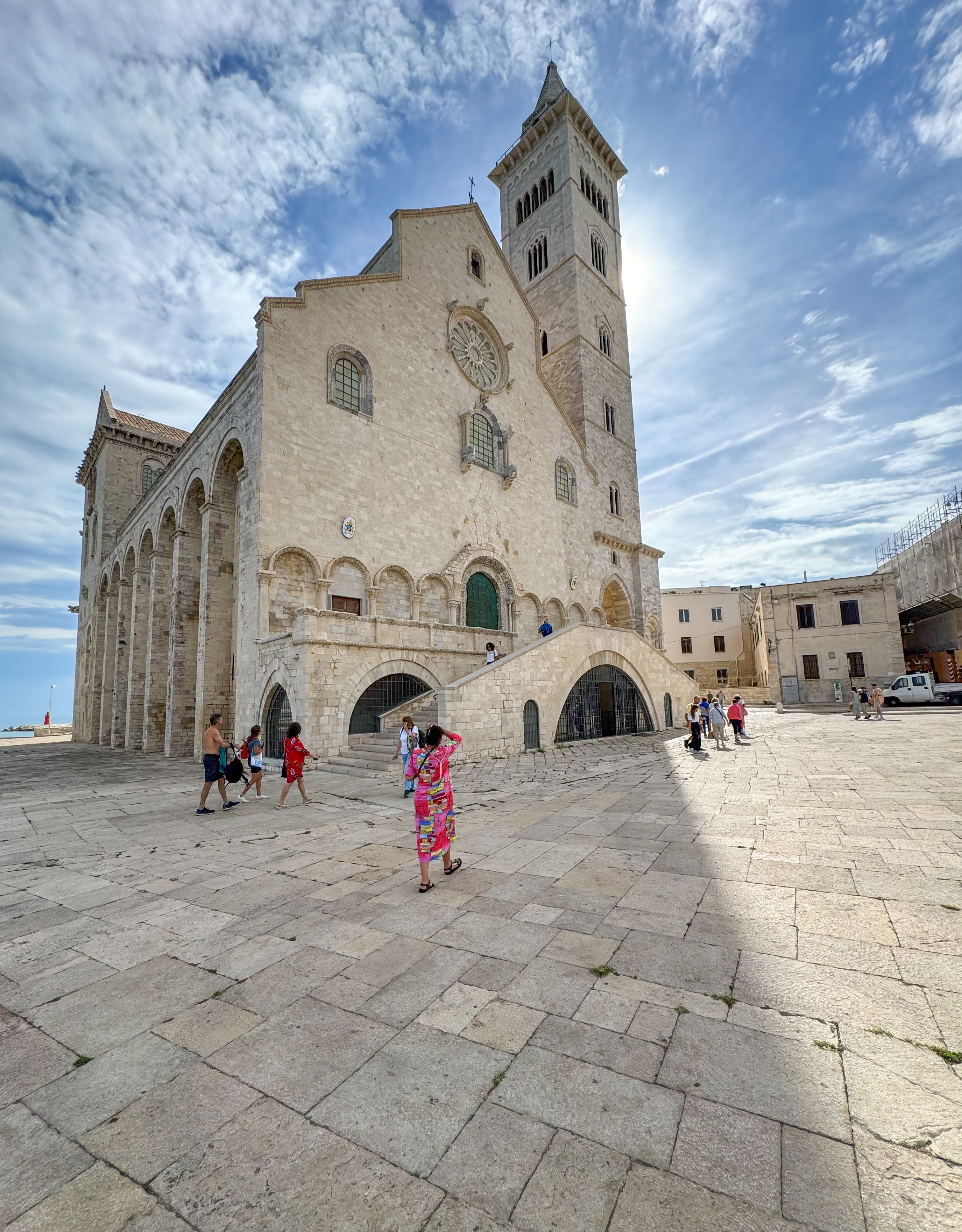 Trani:cosa vedere nella perla bianca della Puglia tra porto, vicoli e tramonti sul mare